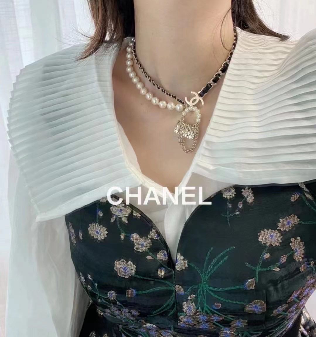 18K  Chanel Pearl Leather Bag Pendant Necklace